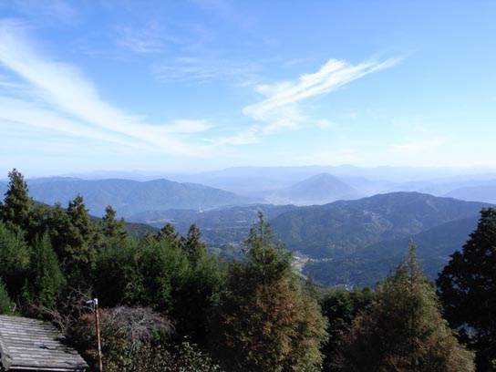 出石寺境内から石鎚山の方向を望む