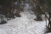 日当たりの悪い尾根は深い雪