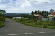 登山口バス停から積丹岳を望む