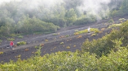 下山する登山客