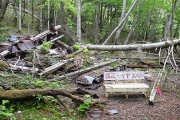 廃墟小屋の残骸