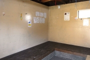 避難小屋の中