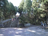 階段を昇り境内へ