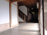 歩くと軋む床                                                           
