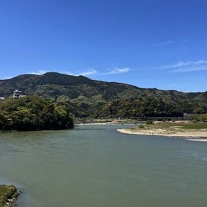 肱川大橋を渡る