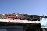 屋根には沢山の布団