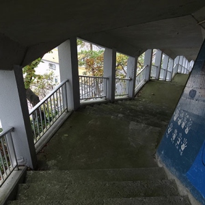 街道へ降りて行く
