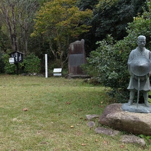 芭蕉像と句碑