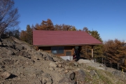 赤い屋根の避難小屋