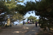 銭形を背景に記念写真