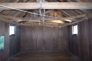 丸石避難小屋の内部