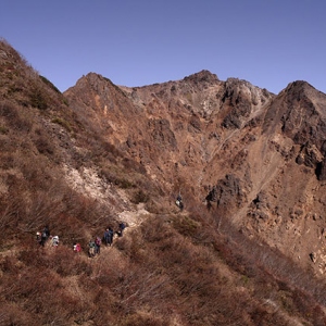 朝日岳方面から続々と下山