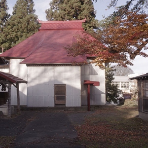 冬囲いで覆われた養泉寺
