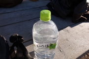 水が凍り付いていた