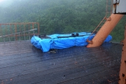 監視小屋で雨宿り
