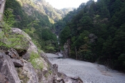 広い河原とその先に光滝