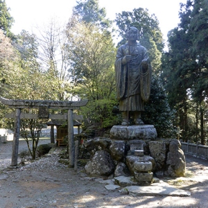 参道の階段を降りて