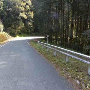 怪しい旧道が右手に