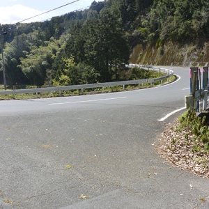 右は横野峠経由で瀬田集落へ