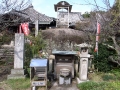 岩の上の大師像                                                          