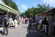 山小屋の前