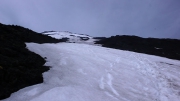 雪渓の上を歩く