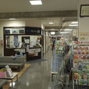 駅の待合室はホテルのロビー