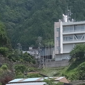 お寺に大勢の人影が