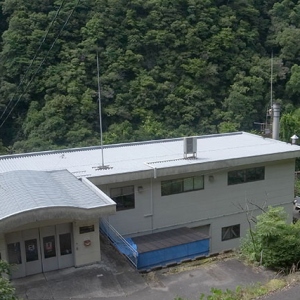 ゴミ焼却施設の煙突にも巣箱