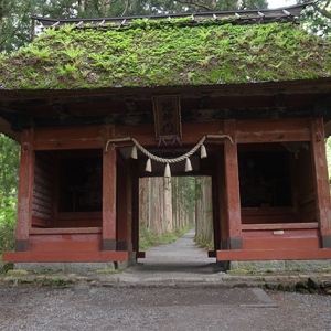 早朝の随神門