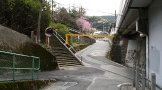 駅のすぐ裏に階段