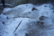 下山する登山道は雪が凍っている