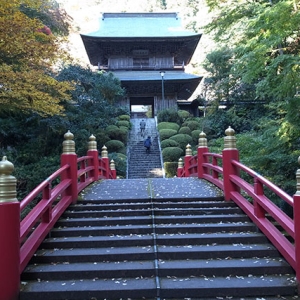 太鼓橋を渡り山門へ