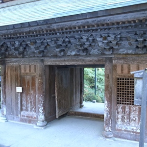 時代を感じさせる山門