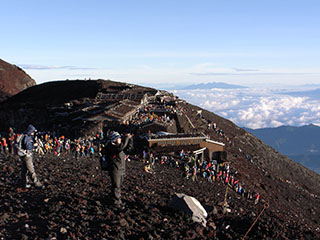 登山道･下山道とも人の列が続いている