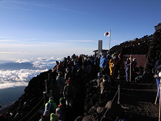 続々と登ってくる登山客