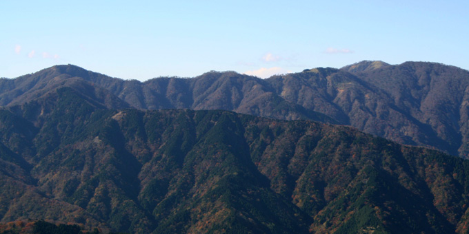 塔ノ岳から丹沢山にかけての山並み