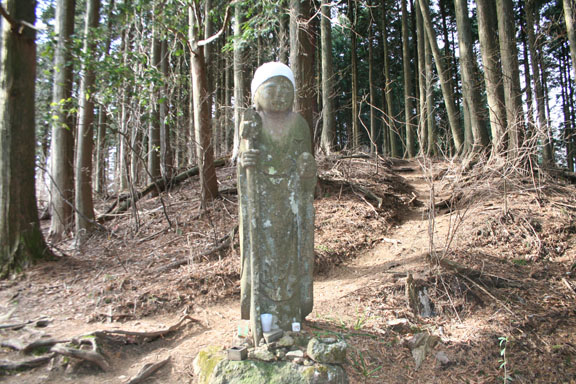 九十九折りの坂の頂上にあるお地蔵さん