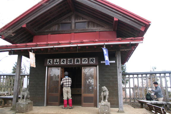 いつもはシャッターを下ろしている阿夫利神社奥の院