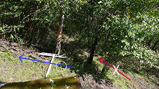 山の斜面方向へ