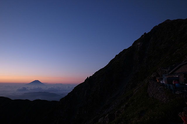 日の出前の富士山