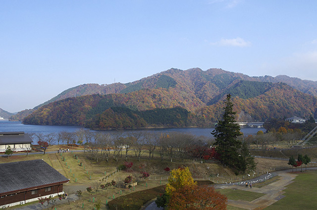 宮ヶ瀬湖畔も丁度紅葉の真っ盛り