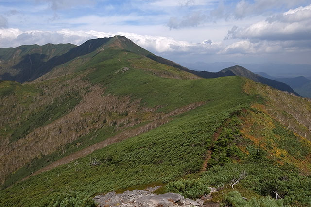 稜線が美しいウペペサンケ山