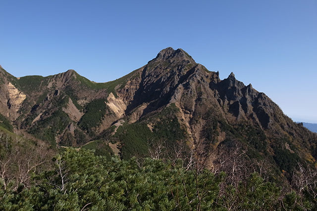 先鋭的な山容の赤岳