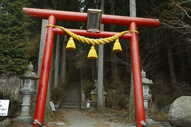 石割神社への長い階段