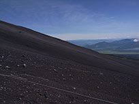 登山道を左手に見ながら下っていく