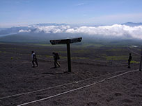 ここで登山道と交差する（次郎坊）