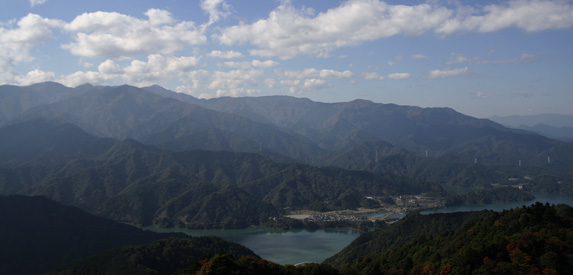 仏果山頂上展望台より丹沢主脈を望む