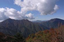 檜洞丸（手前）と大室山