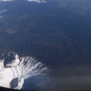 富士山上空をかすめて